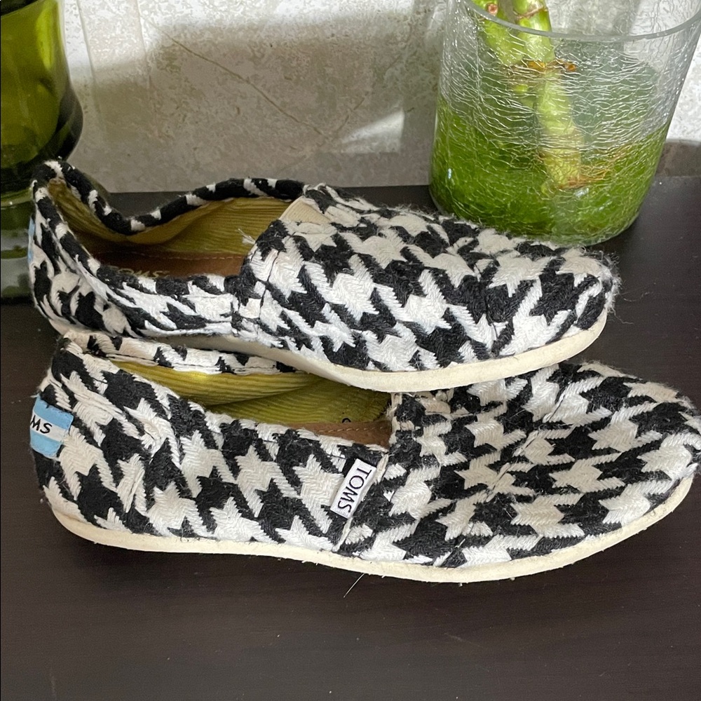 TOMS Houndstooth Black and White Flats size 7.5